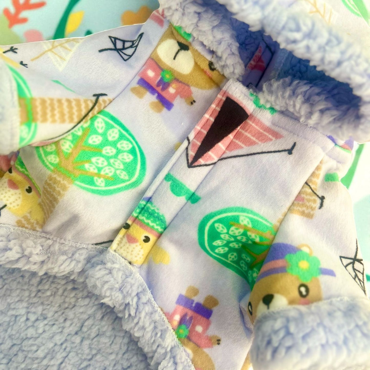 Detalle del estampado de ositos y forro afelpado azul cielo