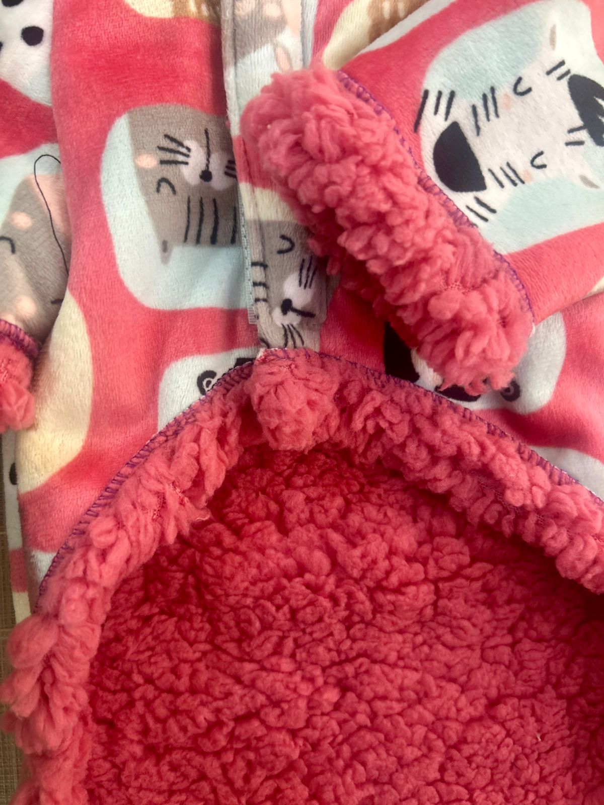 Detalle del interior afelpado rosa de la chaqueta sweet paws