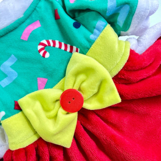 Detalle del moño verde y botón rojo en disfraz navideño para perro.