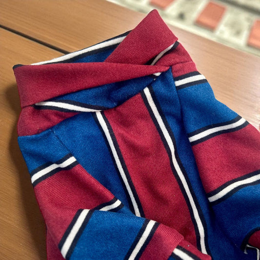 Detalle del suéter hipster para perro, textura de tela cálida color vino con rayas azul y amarillas| Zona de Perros