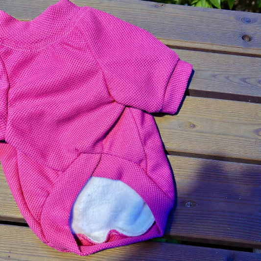 Vista del sueter para perro rosa fucsia, detalle afelpado y diseño ergonómico