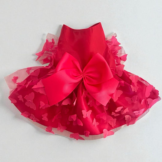 Vestido rosa de gala para perro
Descripción: El vestido mostrado desde otro ángulo, destacando el ajuste y la caída natural del tul.