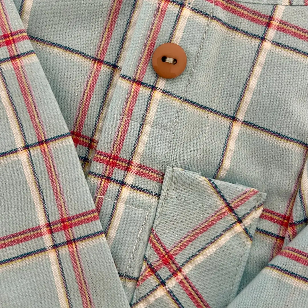 Detalle de camisa mexicana de cuadros para perro con botones