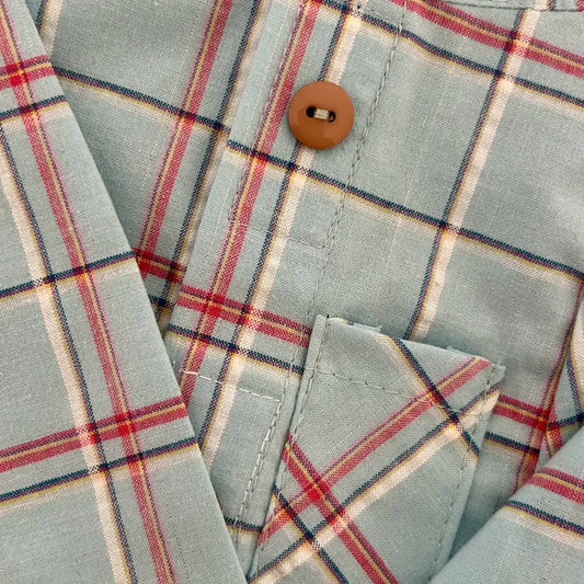 Detalle de camisa mexicana de cuadros para perro con botones