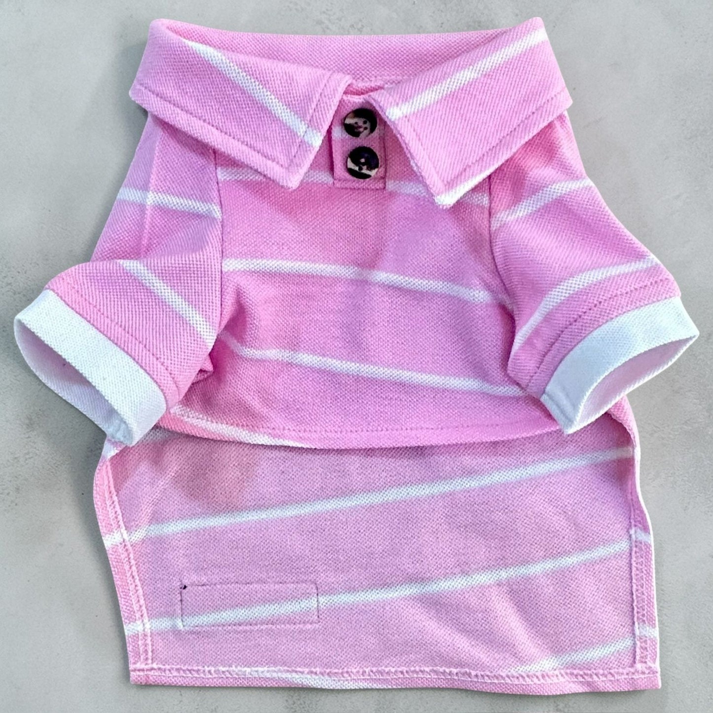 Playera polo rosa a rayas para perro estilo fresco de verano.