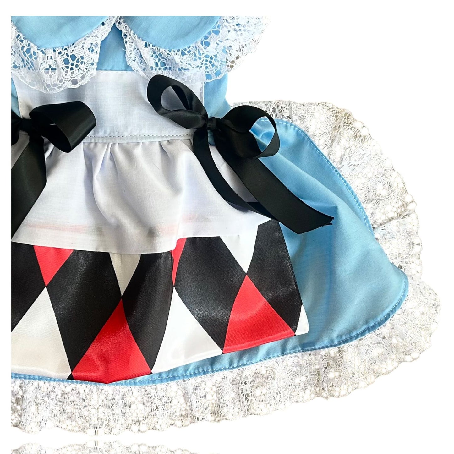 Detalle de vestido alice mostrando moños de raso negro y encaje blanco artesanal p