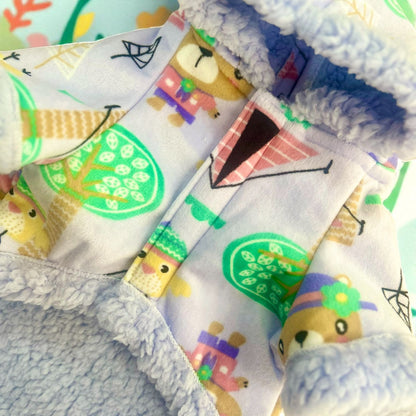 Detalle del estampado de ositos y forro afelpado azul cielo