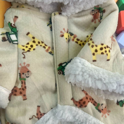 Detalle de tela y costuras de chaqueta beige con diseño de jirafas