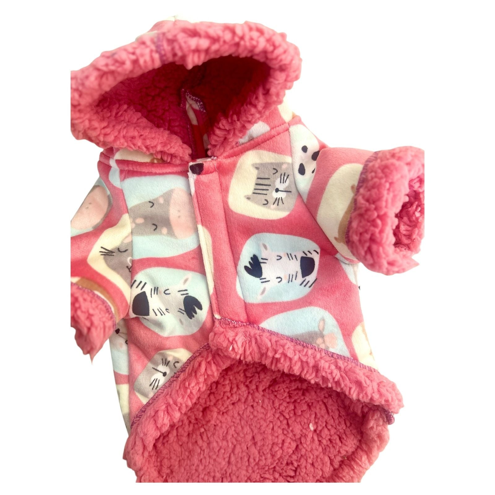 Vista frontal de chaqueta rosa sweet paws con capucha y forro interior zona de perros