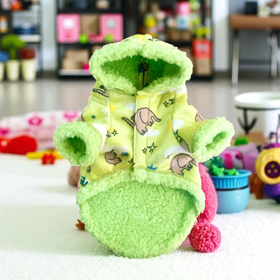 Chaqueta verde lima con forro afelpado rodeada de juguetes coloridos