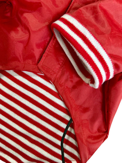 Interior a rayas rojas y blancas de impermeable para perro, detalle de forro y cordón de ajuste