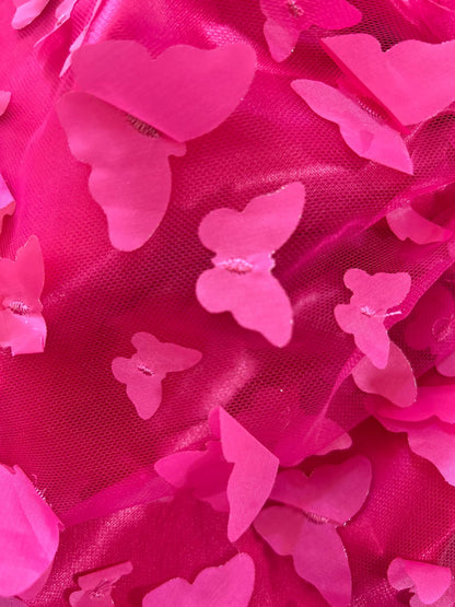 Vestido rosa festivo para perro en celebración
Descripción: El vestido colocado sobre el modelo en un ambiente festivo, mostrando movimiento y presencia visual.