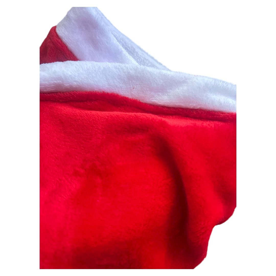 Detalle de cinturón negro con hebilla dorada y tela roja suave del abrigo Santa Claus para perro