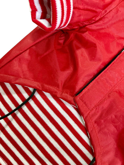 Detalle de forro a rayas rojas y blancas en capa de lluvia para perro