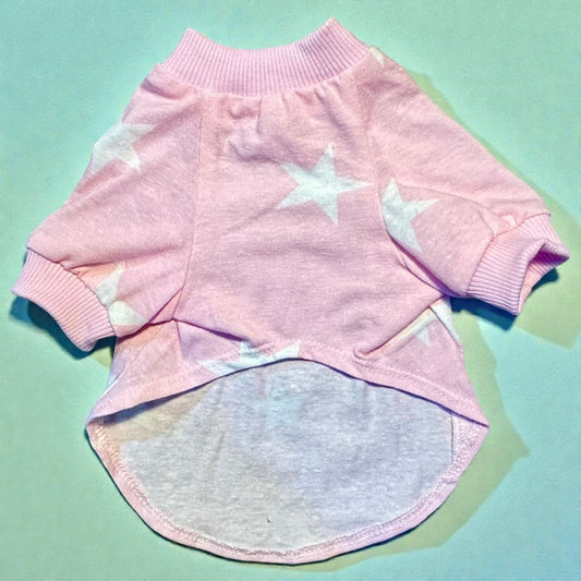 Diseño de playera para perro color rosa pastel con estrellas blancas y cuello color rosa