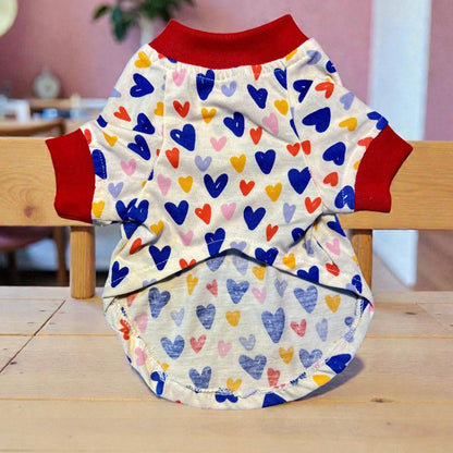 Vista del diseño de la playera Happy Hearts, mostrando estampado de corazones