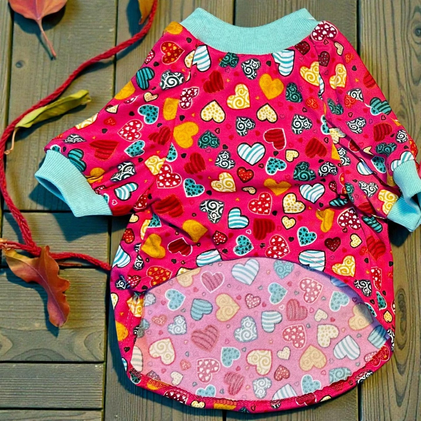 Vista completa del diseño de la playera Love Edition, mostrando el patrón de corazones y los acabados elásticos 