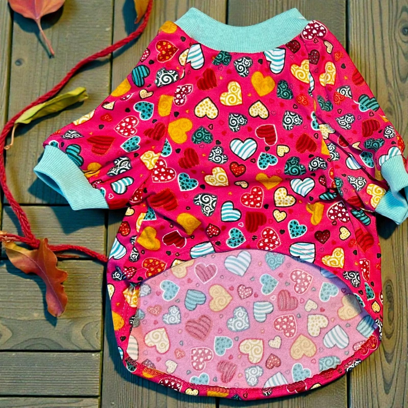 Vista completa del diseño de la playera Love Edition, mostrando el patrón de corazones y los acabados elásticos 