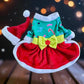 Disfraz navideño para perro tipo elfa con falda roja y moño verde brillante.