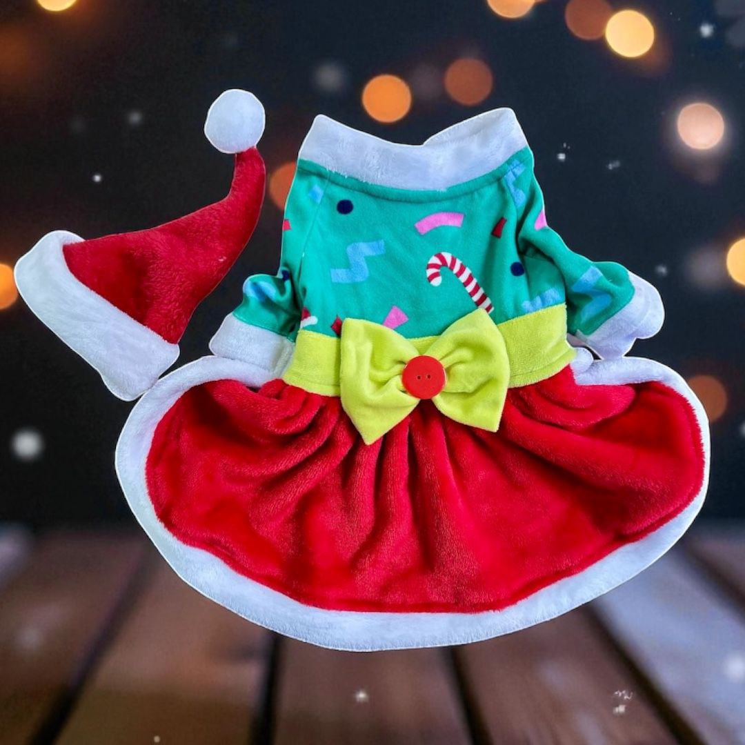 Disfraz navideño para perro tipo elfa con falda roja y moño verde brillante.