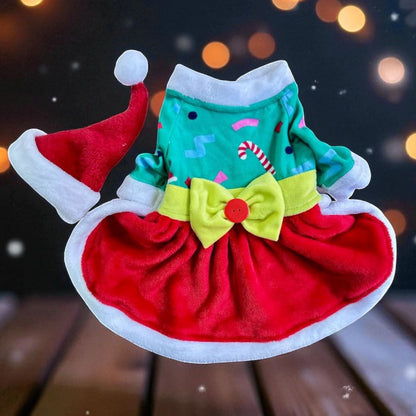 Disfraz navideño para perro tipo elfa con falda roja y moño verde brillante.