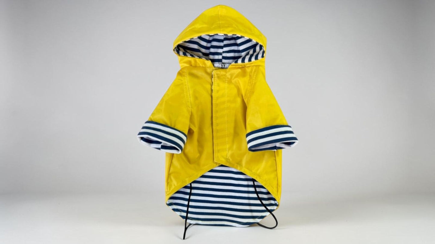 Foto 1
Impermeable amarillo para perro con gorro, vista frontal en día de lluvia