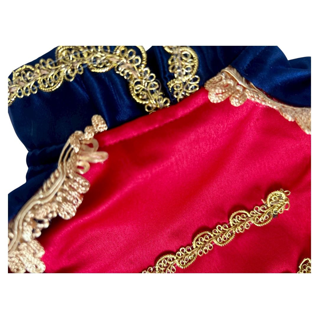 Detalle de los bordes dorados y falda de tul del Casca 
