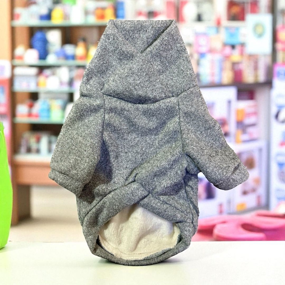 sueter oslo para perro color gris con cuello cruzado y forro interior afelpado, mostrado en exhibición de tienda.
Diseño moderno, cómodo y cálido de la colección Invierno 2025 Zona de perros.