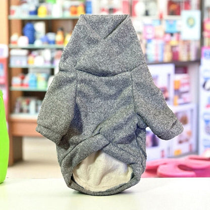 sueter oslo para perro color gris con cuello cruzado y forro interior afelpado, mostrado en exhibición de tienda.
Diseño moderno, cómodo y cálido de la colección Invierno 2025 Zona de perros.