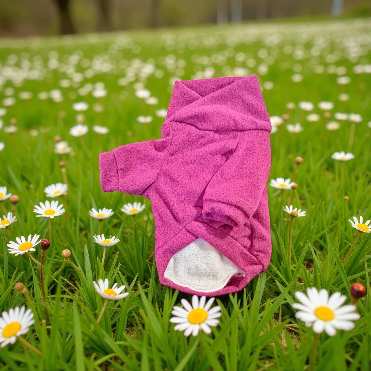 Sueter oslo rosa para perro en jardín con margaritas, diseño cruzado y tejido cálido