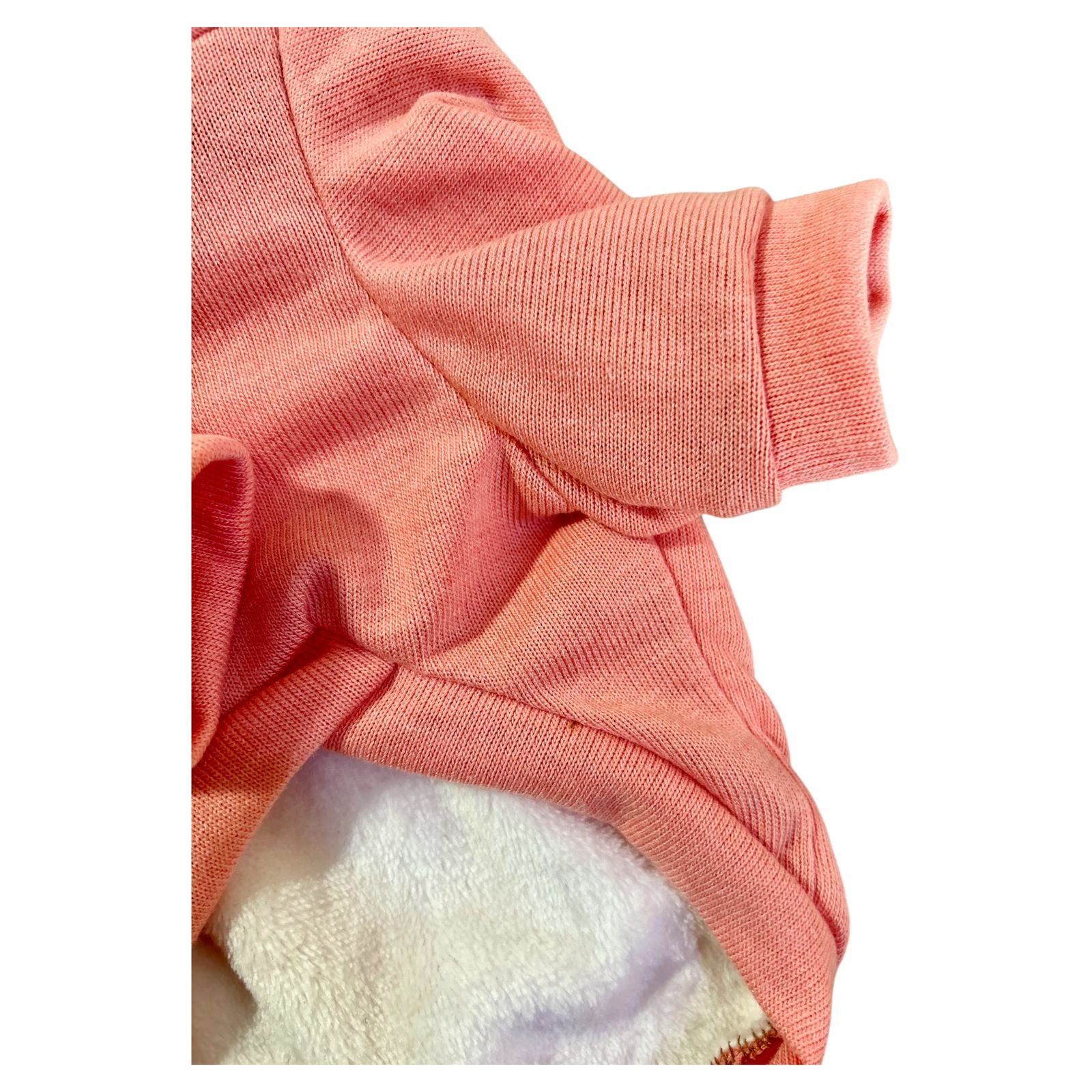 Detalle del cuello  cruzado y textura del suéter oslo melón