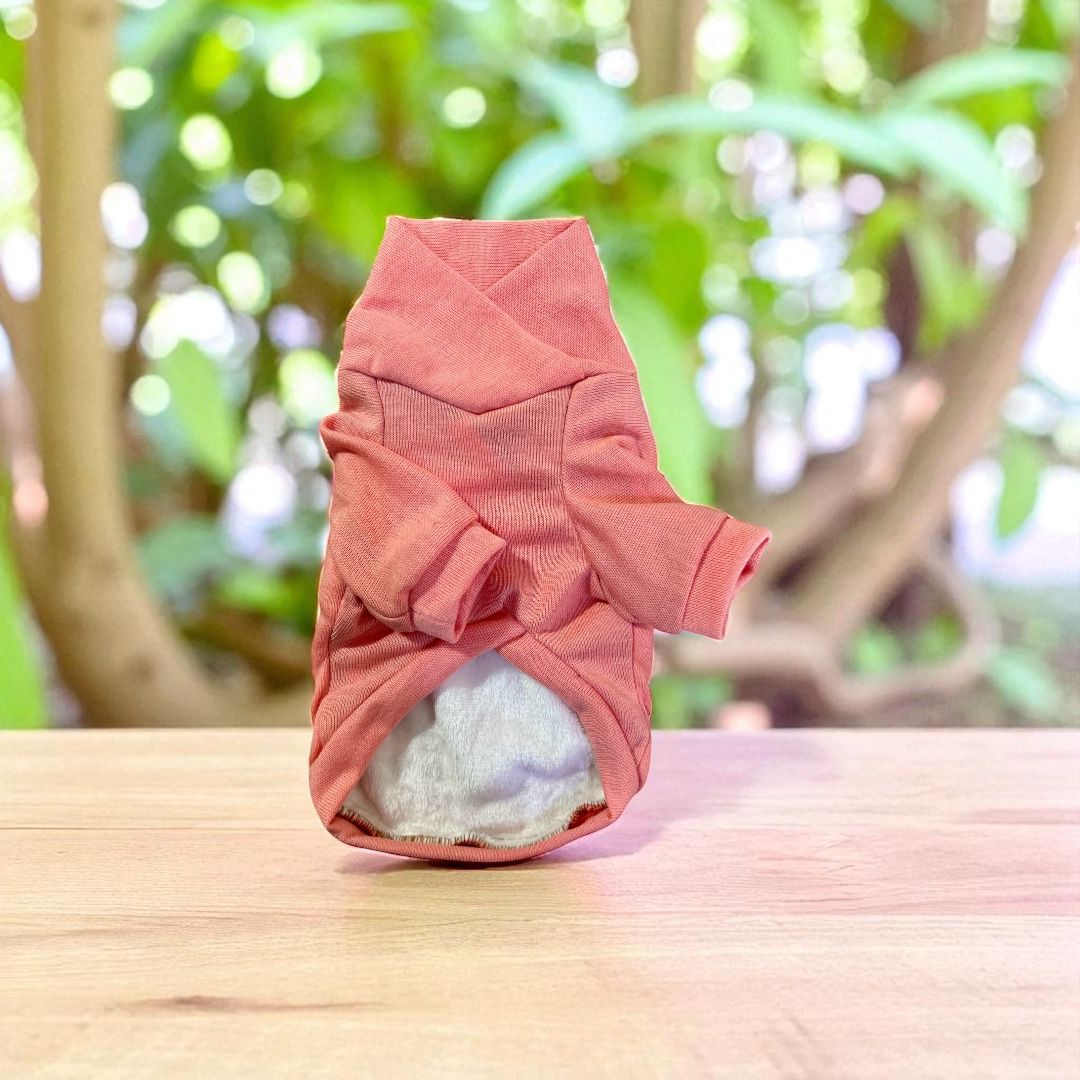 Sueter oslo melón para perro, diseño cruzado con fondo verde natural