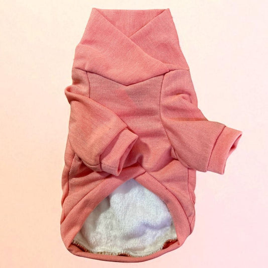 Sueter oslo melón sobre fondo rosa claro, estilo cálido y moderno