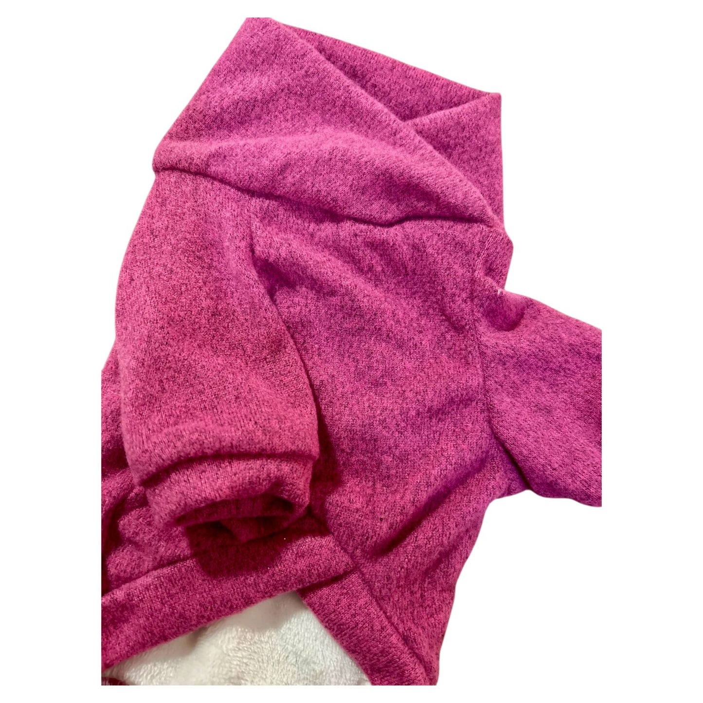 Detalle del cuello cruzado y textura suave del sueter oslo rosa