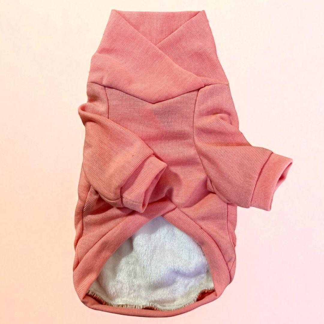 Suéter para perro color melón con forro afelpado, ideal para proteger del frío.