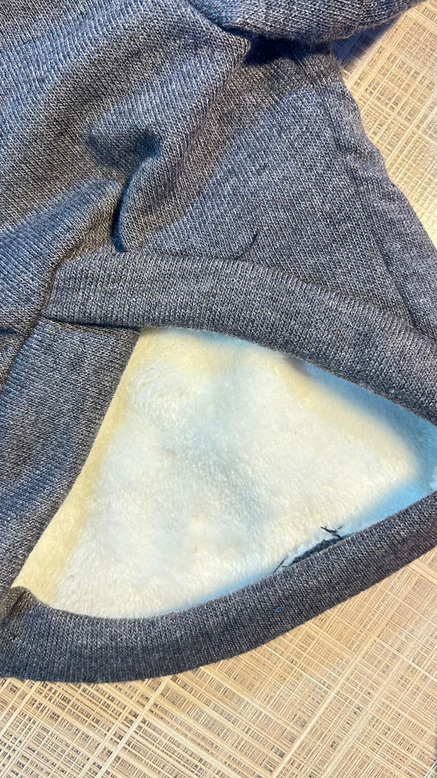 Detalle del forro interior afelpado y suave del sueter, diseñado para retener el calor corporal
