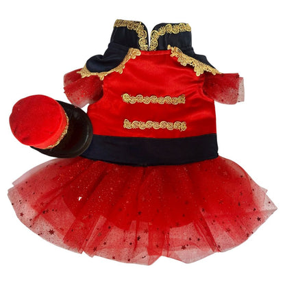 Disfraz navideño estilo Cascanueces para perro con falda de tul rojo, detalles dorados y sombrero festivo