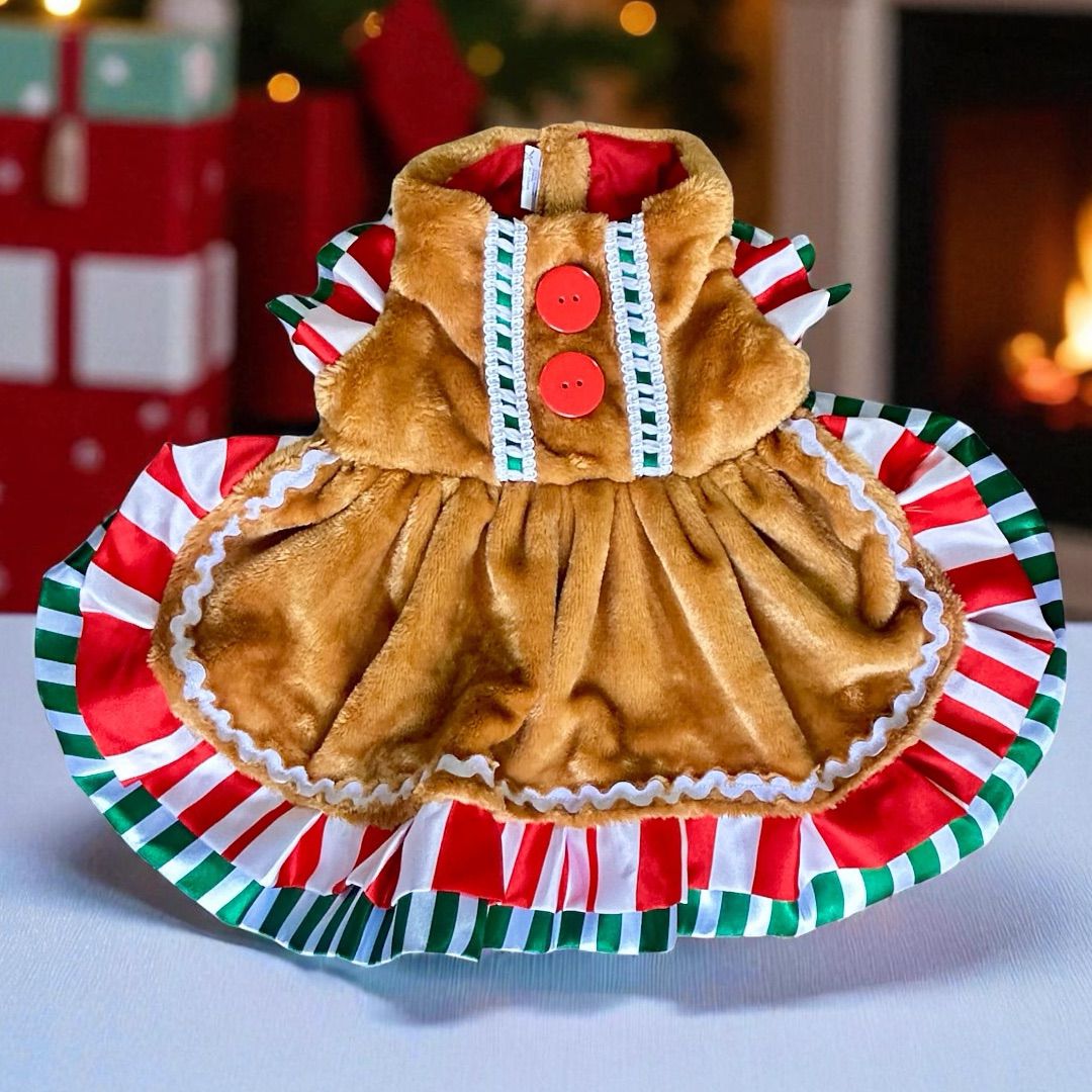 Vestido navideño para perrita con diseño de galleta de jengibre, botones rojos y holanes en rojo, blanco y verde. Producto de Zona de Perros.