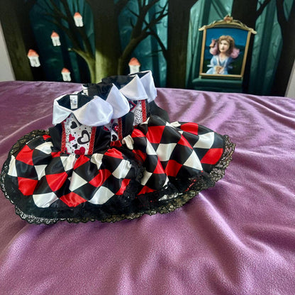 vestido de reina de corazones para perro, con estampado rojo, negro y blanco, cuello blanco y detalles de encaje | Zona de Perros
