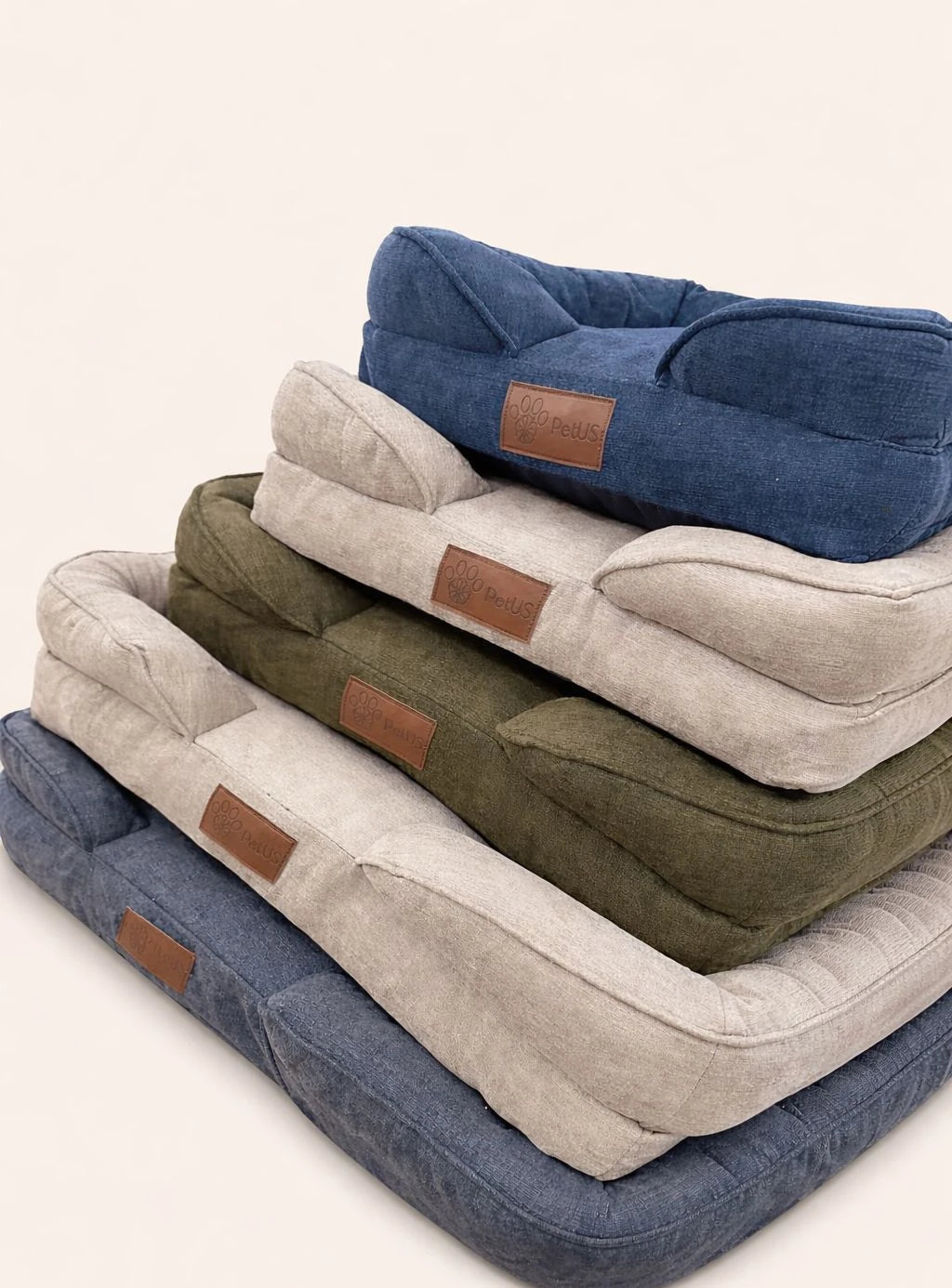 Colección de camas para perro Zona de Perros en colores azul, verde olivo, beige y gris.