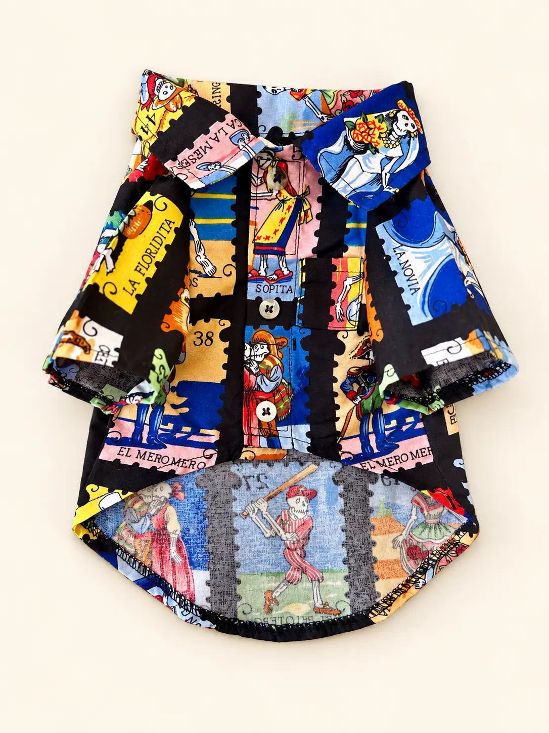 Camisa para perro de manga corta con estampado de ilustraciones de halloween, flores y figuras coloridas sobre fondo azul y negro