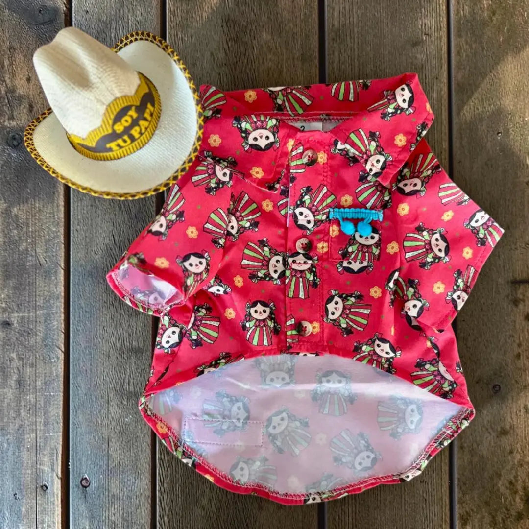 Camisa para perro roja con estampado vaquero, vista extendida.