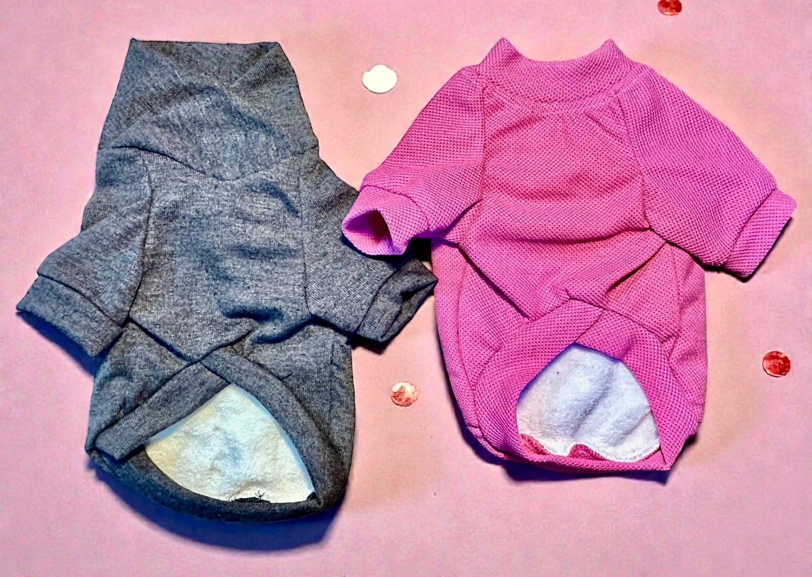 Variedad de suéteres térmicos para perro con interior de borrega en colores gris y rosa fucsia