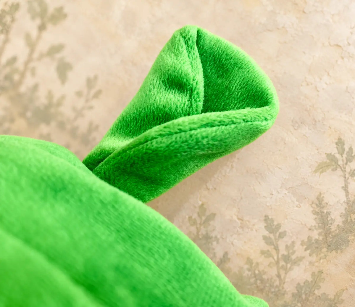 Detalle de la oreja verde del disfraz de Shrek para perro.