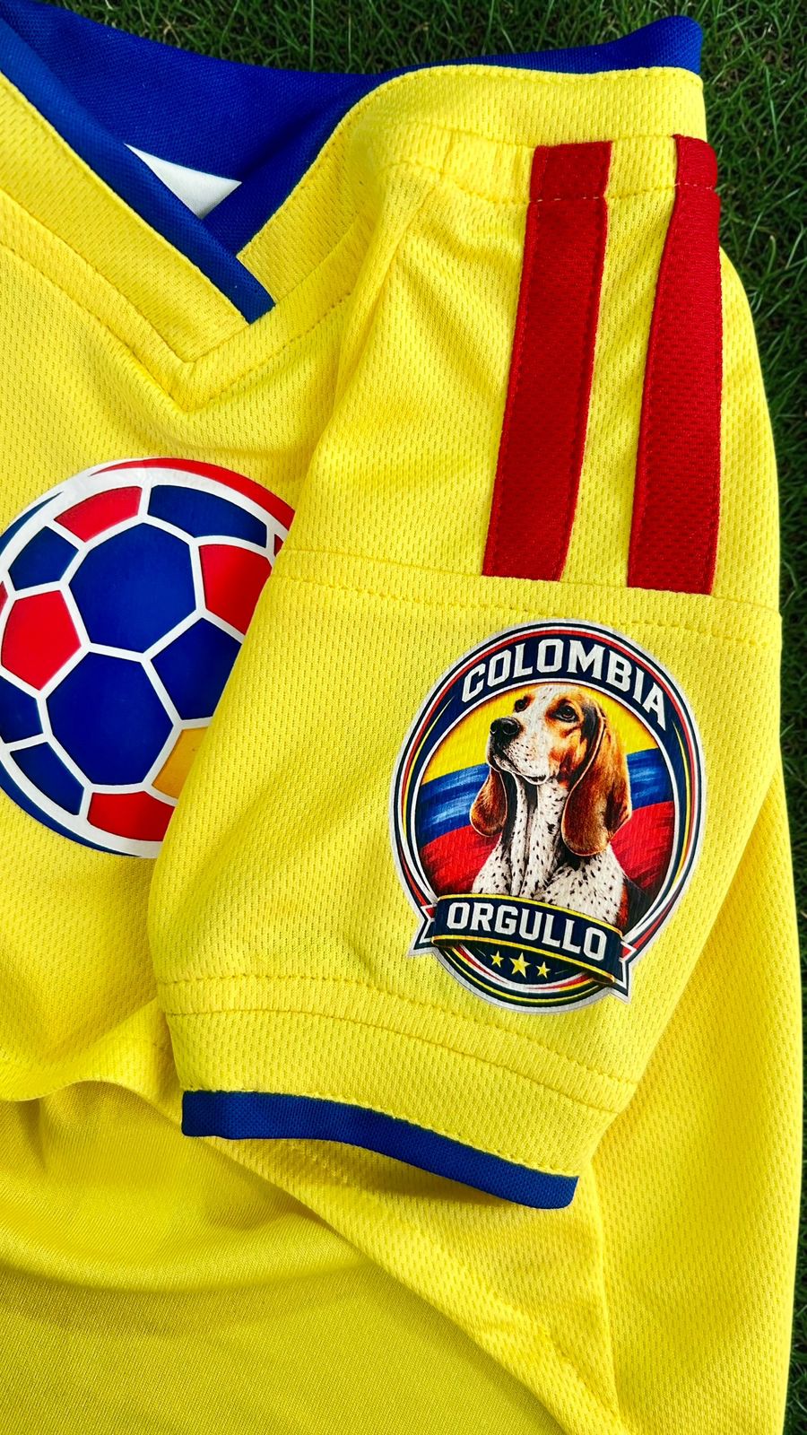 Vista trasera del jersey Selección Colombia para perro con escudo y franjas rojas
