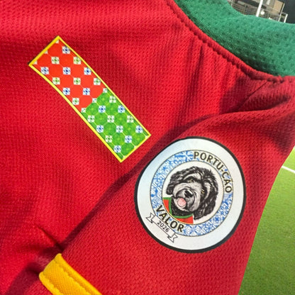 Detalle de calidad del escudo y los parches exclusivos de la playera de la Selección de Portugal para perros