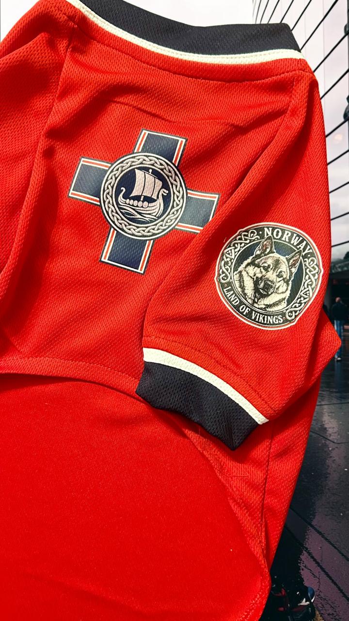 Detalle del escudo de la Selección Noruega en jersey para perro