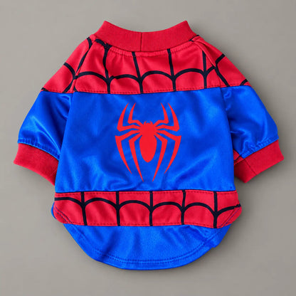 Vista frontal del disfraz de Spiderman para perro en rojo y azul con símbolo de araña, telarañas y diseño inspirado en el superhéroe