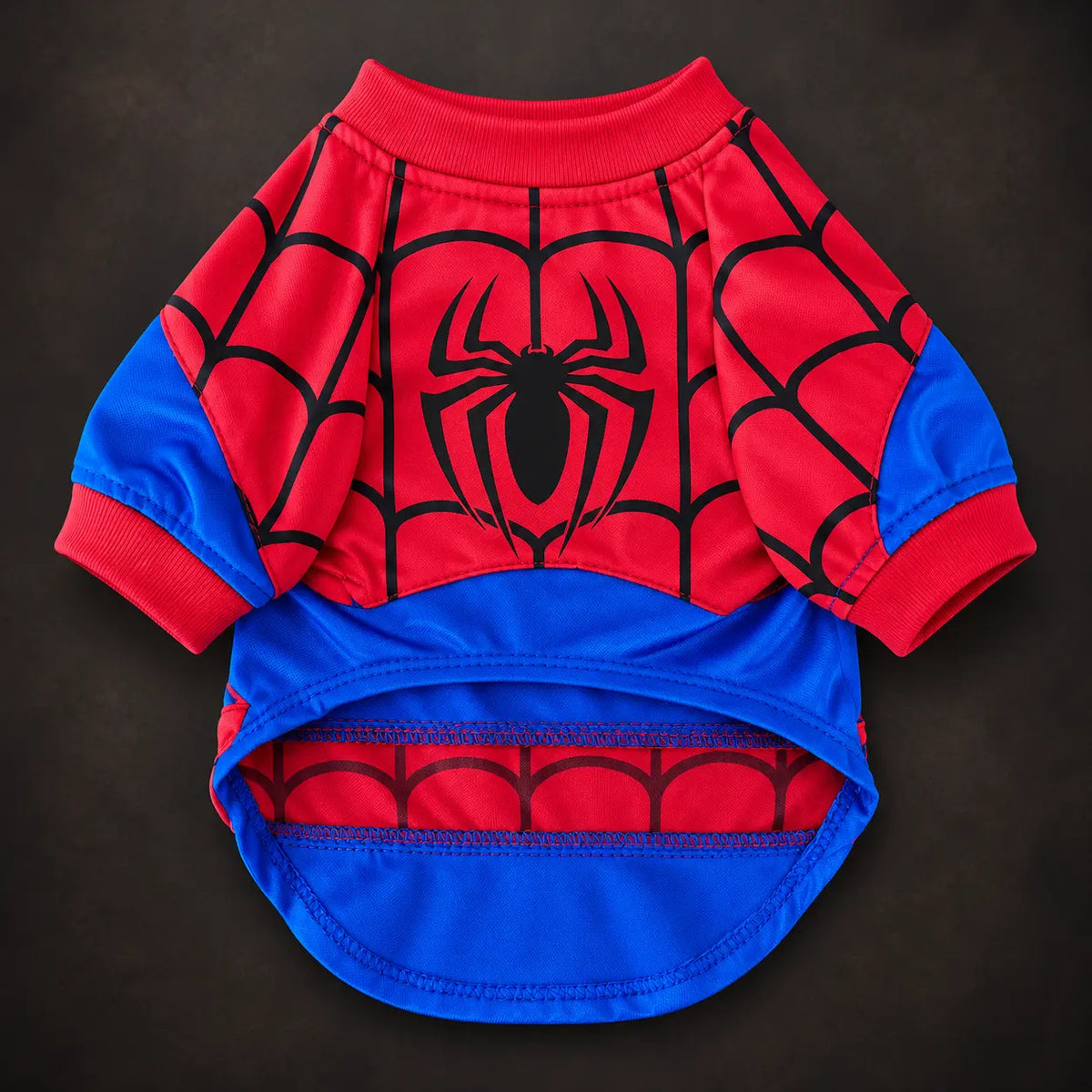 Disfraz de Spiderman para perro en color rojo y azul con diseño de telarañas y símbolo de araña al frente
