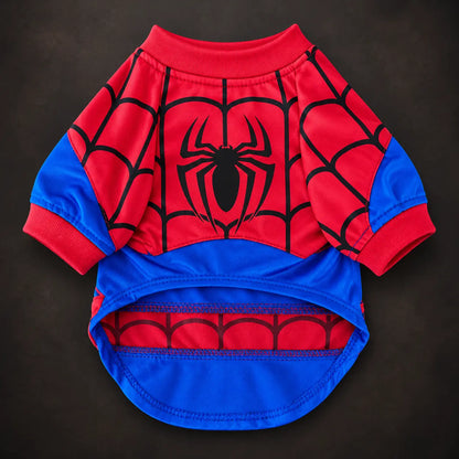 Disfraz de Spiderman para perro en color rojo y azul con diseño de telarañas y símbolo de araña al frente